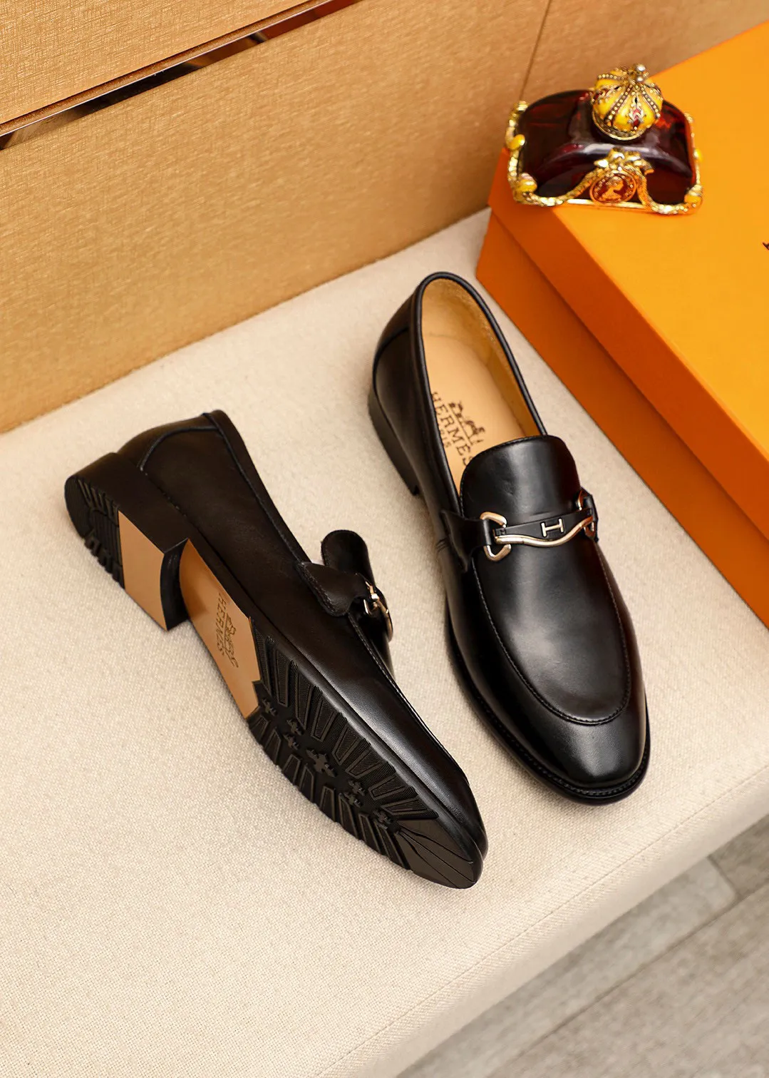 Men's shoes 💰442 💐 Product trademark: HERMES "Hermès" casual leather shoes Regular size: 38-44 (45🉑️customized) Product materials: Selected imported first-layer calfskin upper + luxury hardware buckle, imported water-dyed 🐂 cowhide lining. Strong three-dimensional visual effect, combined outsole Color: 1⃣️color optional